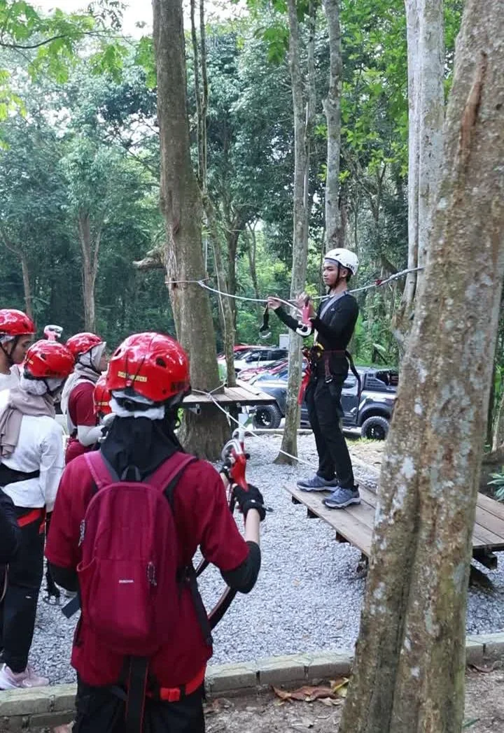Participants gather around an instructor on the Skytrail practice course
